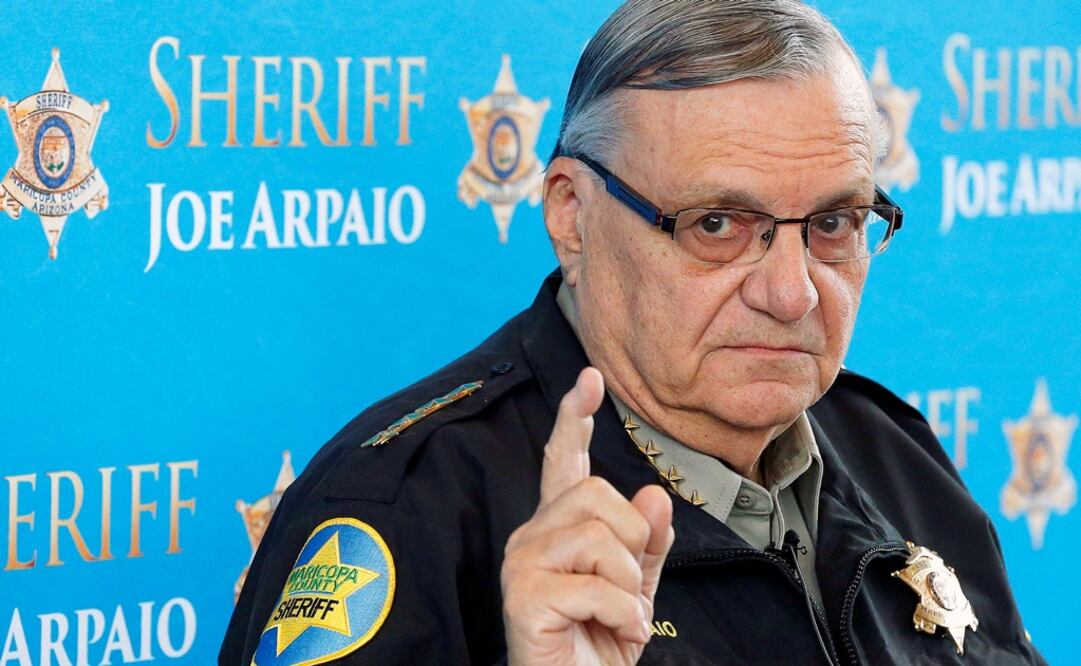 También les instruyó apoderarse de más de 50 discos duros y memorias electrónicas sobre una investigación secreta ordenada por el sheriff en contra un juez (Foto: AP/Archivo)