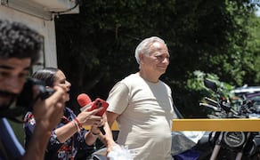 ATLACHOLOAYA, MORELOS. Víctor Rodríguez Padilla, exdirector de Pemex, a su salida del Centro Estatal de Reinserción Social Morelos después de la audiencia en la que se dictó la continuación de su proceso en libertad. Se le imputa violencia familiar. FOTO: Gabriel Pano El Universal