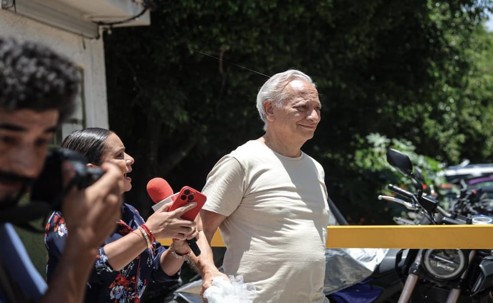 ATLACHOLOAYA, MORELOS. Víctor Rodríguez Padilla, exdirector de Pemex, a su salida del Centro Estatal de Reinserción Social Morelos después de la audiencia en la que se dictó la continuación de su proceso en libertad. Se le imputa violencia familiar. FOTO: Gabriel Pano El Universal