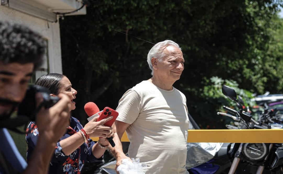 ATLACHOLOAYA, MORELOS. Víctor Rodríguez Padilla, exdirector de Pemex, a su salida del Centro Estatal de Reinserción Social Morelos después de la audiencia en la que se dictó la continuación de su proceso en libertad. Se le imputa violencia familiar. FOTO: Gabriel Pano El Universal