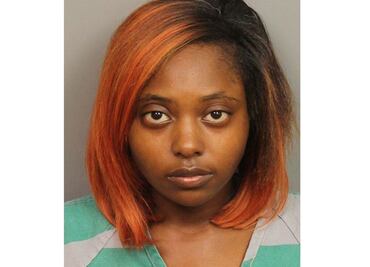 Mujer embarazada que fue baleada es acusada de homicidio culposo en EU