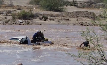 Rescatan con vida a familia arrastrada por creciente del Río Asunción en Caborca, Sonora; también salvan a sus dos perros