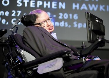 Versiones sexuales de Stephen Hawking reveladas en documentos de Epstein son fake news; te decimos por qué