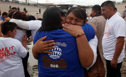 Migrantes se reúnen con su familia en la frontera de México y EU 