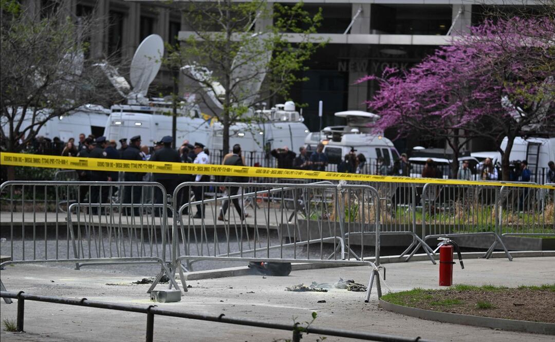 Un hombre se prendió fuego afuera del Tribunal Supremos de Manhattan, donde se lleva a cabo el juicio penal contra Donald Trump. Foto: AFP