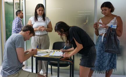 Instalan en Cancún mesa de atención a turistas afectados por incendio en Holbox 