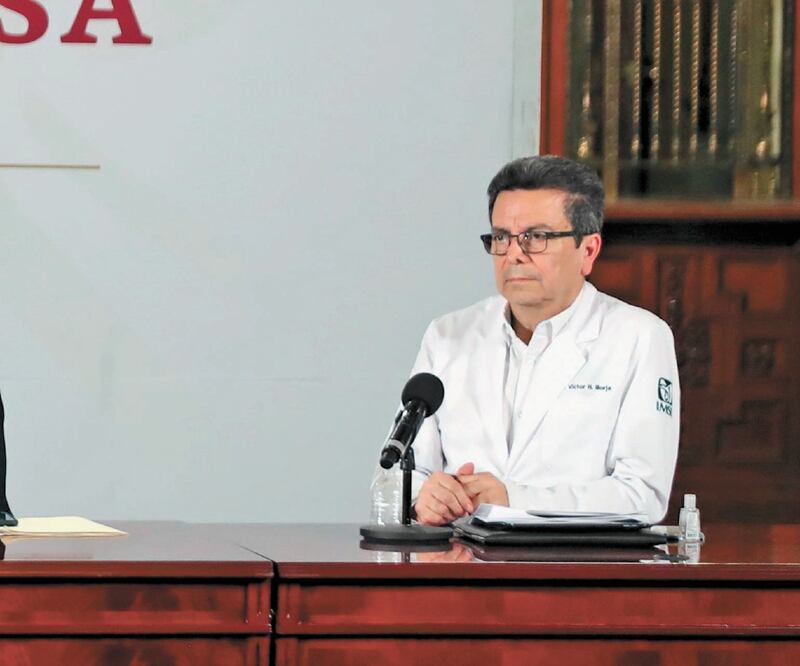 Víctor Hugo Borja, director de Prestaciones Médicas del IMSS, dijo que el bono también se dará a personal encargado del equipo de protección. Foto: VALENTE ROSAS. EL UNIVERSAL