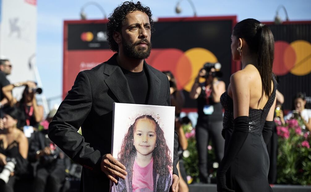 El actor palestino Motaz Malhees muestra una imagen de Hind Rajab a su llegada al estreno de 'La voz de Hind Rajab' en el 82º Festival de Cine de Venecia, en Venecia.
Foto: EFE/EPA/RICCARDO ANTIMIANI.