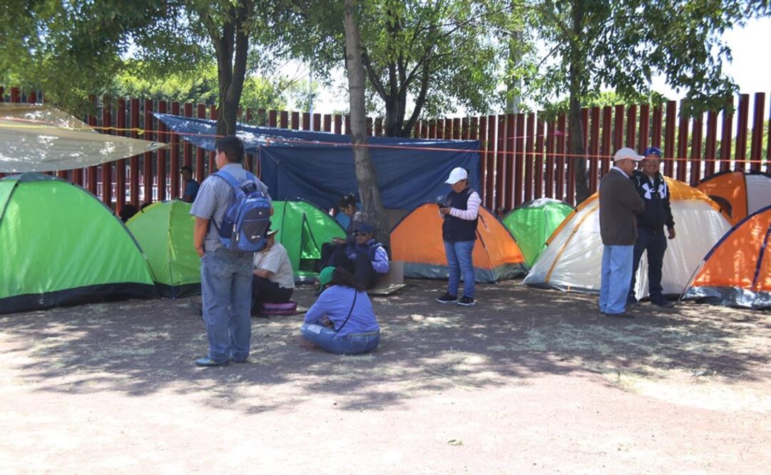 Maestros de la CNTE mantienen plantón en la Cámara de Diputados. Foto: Diego Simón/EL UNIVERSAL 