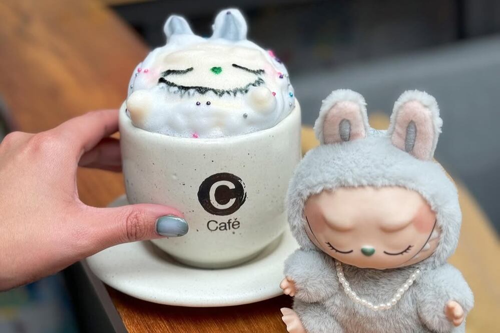 Los diseños 3D en esta cafetería cambian cada temporada. Foto: Instagram @cafec.mx