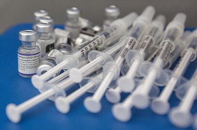 "Vacuna" y "metaverso", candidatas a palabra del año: RAE