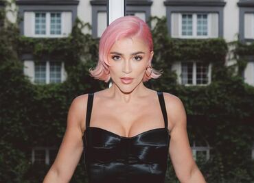 Cassandra Sánchez-Navarro luce elegante vestido cut out de firma mexicana