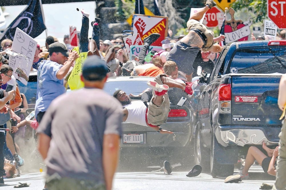 Durante la marcha nacionalista de Charlottesville, en Virginia, en agosto de 2017, un conductor atropelló a peatones. Una persona perdió la vida. Foto: ARCHIVO. AP