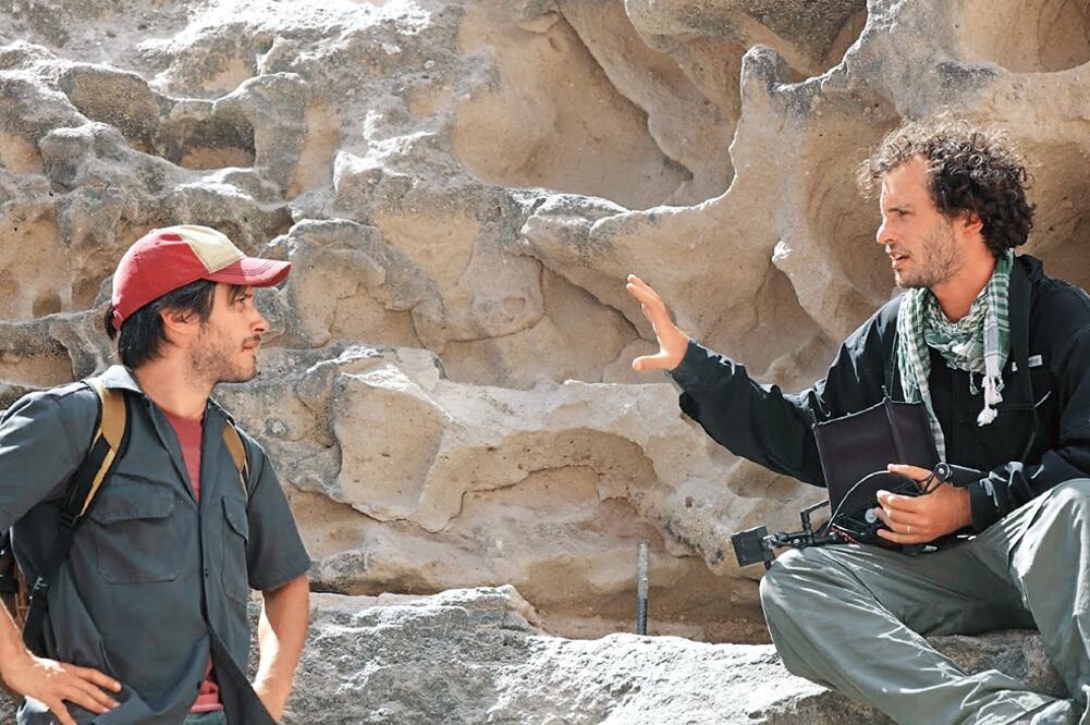 En un ensayo Gael García Bernal y Jonás Cuarón, la locación estaba a dos horas de la ciudad. CORTESÍA: CINÉPOLIS DISTRIBUCIÓN