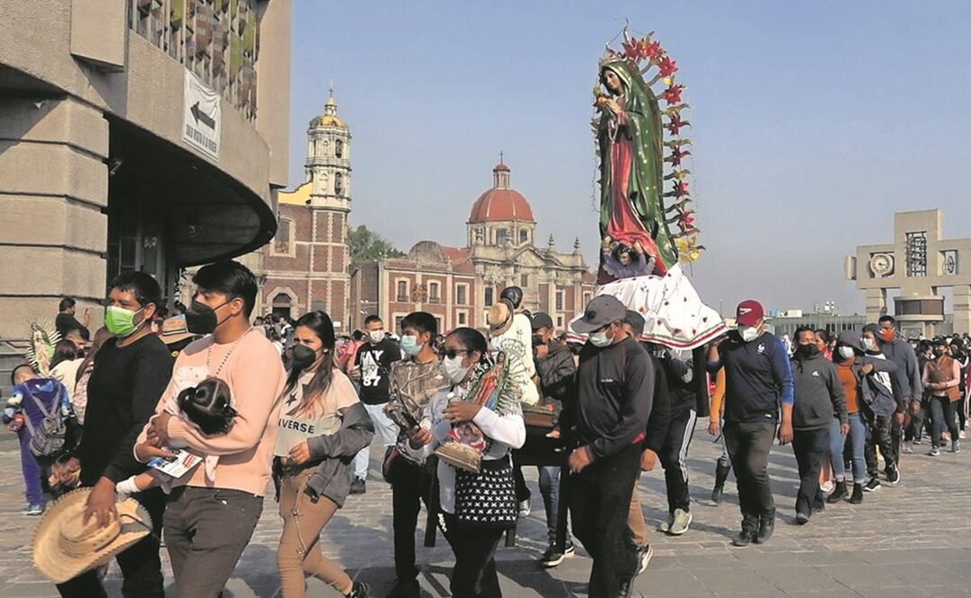Los peregrinos ingresan a la Basílica para cantarle Las Mañanitas y pagar sus mandas por haberlos salvado del coronavirus. Foto: Diego Prado. El Universal