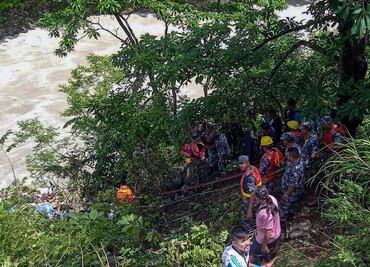 Reportan 27 muertos tras caída de un autobús con turistas indios a un río en Nepal