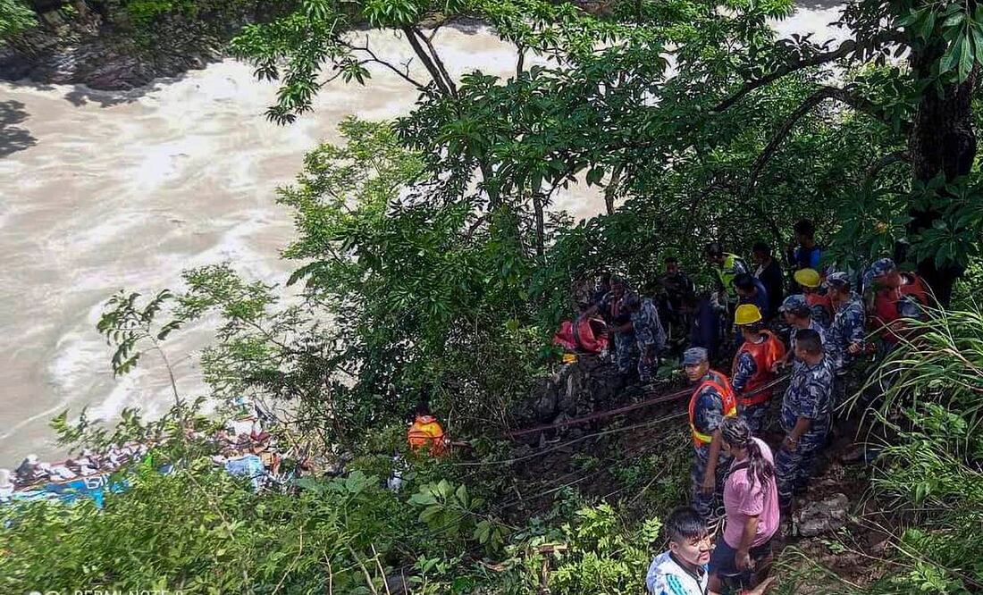 Accidente de autobús en Nepal deja al menos 27 muertos. Foto: AP