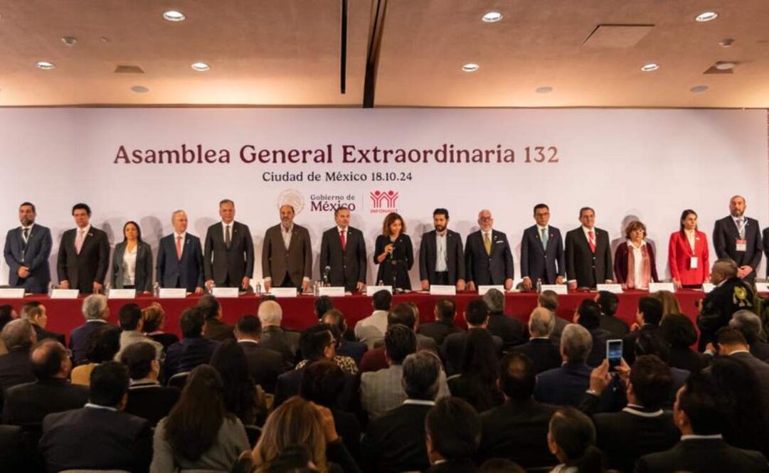 El director del Infonavit, Octavio Romero Oropeza, defendió la iniciativa, prometiendo que se crearían empresas para reducir costos y que las rentas se podrían aplicar al eventual pago de las viviendas. Foto: Cortesía