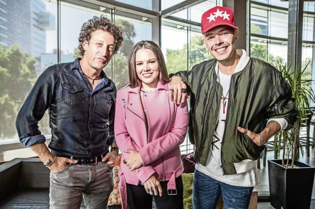 Simon Brand (izq.) es el director del video musical del dúo, que narra la historia de una familia que es deportada. (GERMAN ESPINOSA. EL UNIVERSAL)