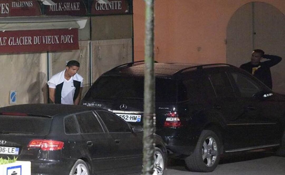 Ronaldo caught peeing in the street. (Photo: Taken from: Daily Mail )