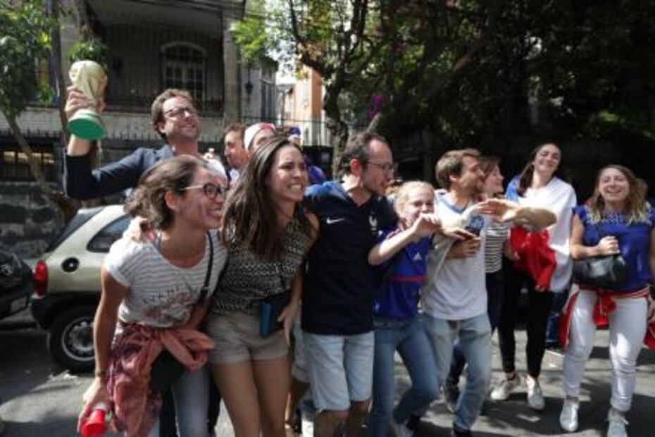 Aficionados franceses celebran campeonato frente a oficinas de AMLO