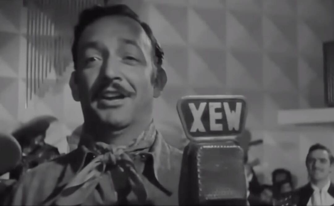 Jorge Negrete canta "México lindo y querido" en la película "Siempre tuya".