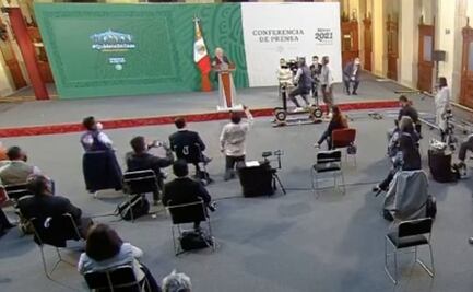 Presunto reportero se arrodilla ante AMLO para pedir que le diera la palabra en "mañanera"