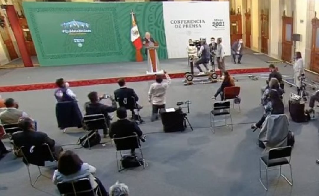 Presunto reportero se arrodilla ante AMLO para pedir que le diera la palabra en "mañanera"