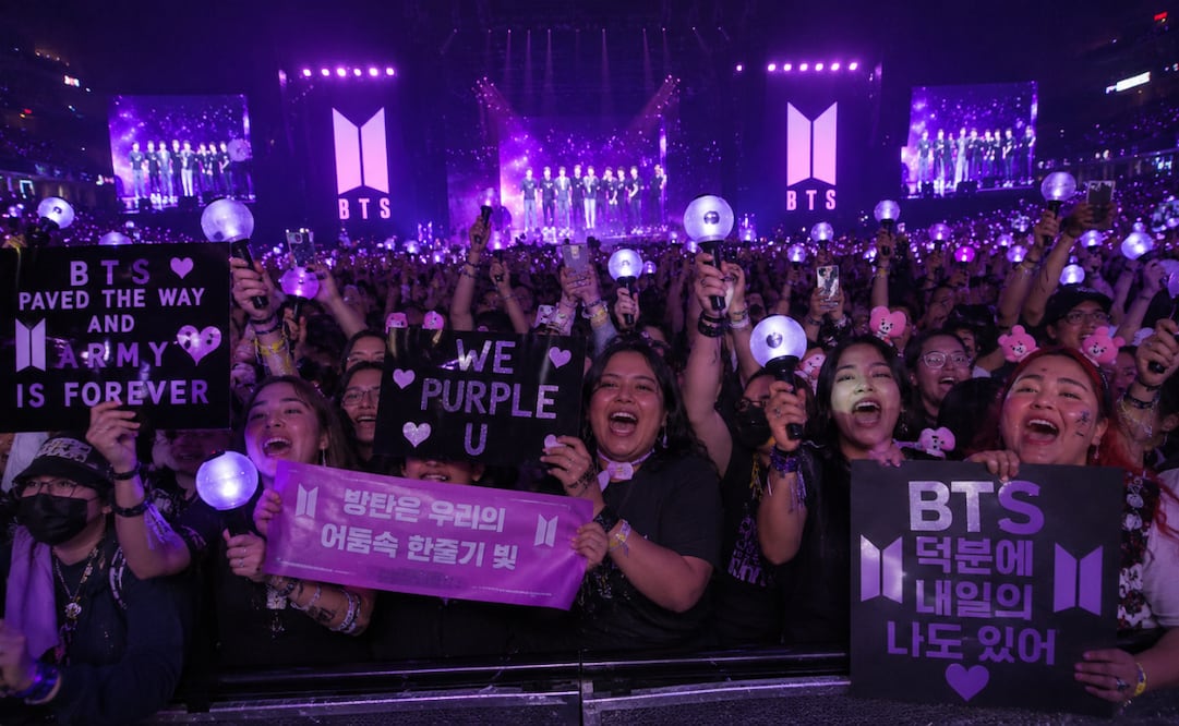 Conoce el significado y el origen del grupo de fanáticos ARMY, quienes mostraron su apoyo a BTS este miércoles en la plancha del Zócalo de CDMX. Foto: Imagen generada con IA