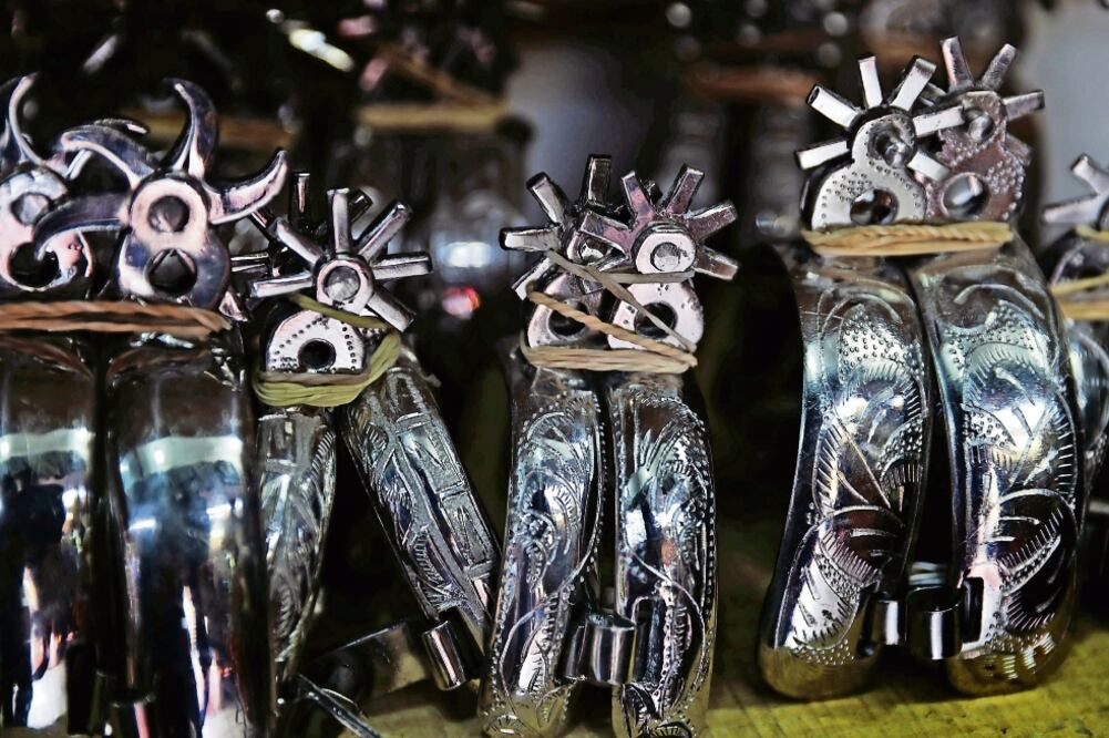 En los mercados de Jalisco se ofrece la indumentaria de la charrería. (FOTO: JUAN CARLOS REYES. EL UNIVERSAL)