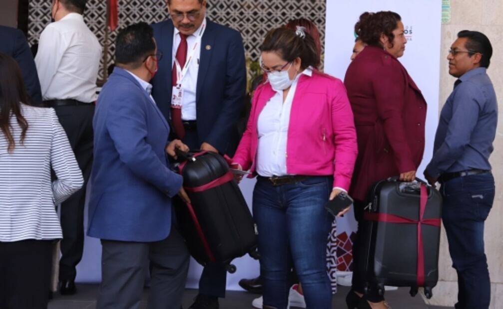 Consienten a diputados de Morena en plenaria; les dan maletas y banquete poblano