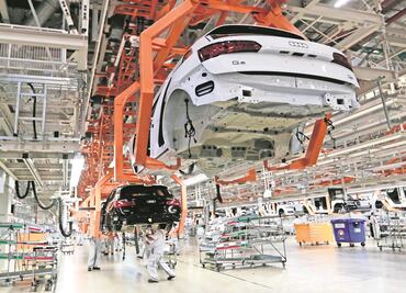 Secretaría de Economía autoriza a 12 empresas atrasar cumplimiento de T-MEC en vehículos