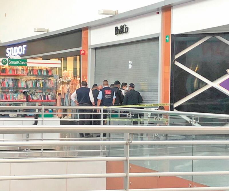 Personal de seguridad de la tienda bajó la cortinilla metálica del local a la espera del Ministerio Público. Foto: VALENTE ROSAS. EL UNIVERSAL