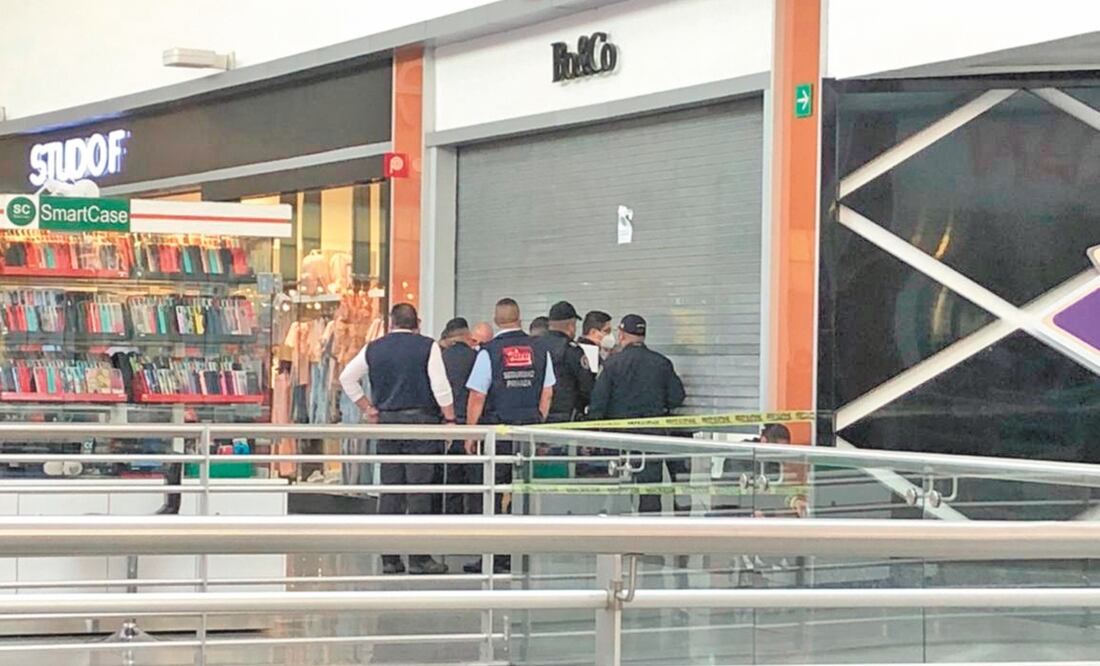 Personal de seguridad de la tienda bajó la cortinilla metálica del local a la espera del Ministerio Público. Foto: VALENTE ROSAS. EL UNIVERSAL