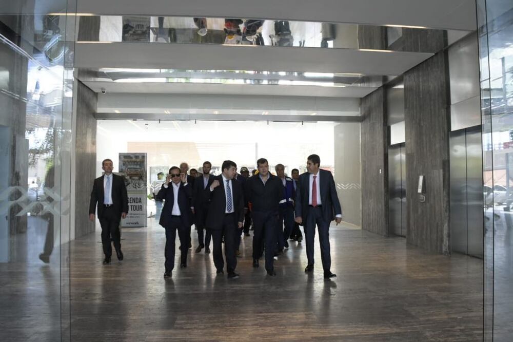 El jefe de Gobierno, José Ramón Amieva, realizó un recorrido por la zona de la plaza que colapsó el jueves 12 de julio (Foto: Especial)