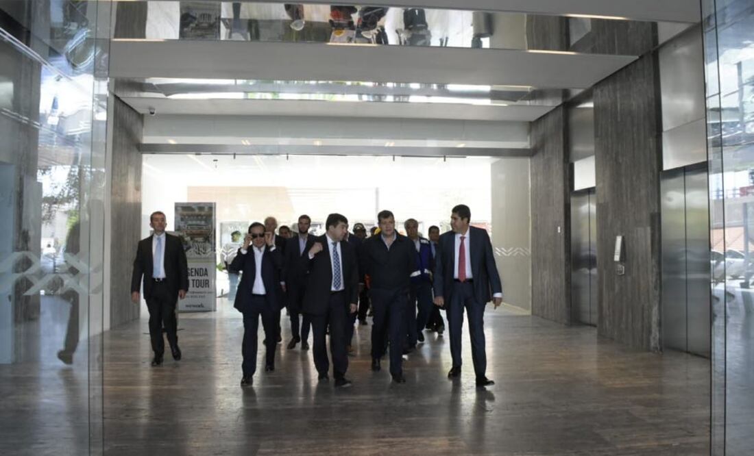 El jefe de Gobierno, José Ramón Amieva, realizó un recorrido por la zona de la plaza que colapsó el jueves 12 de julio (Foto: Especial)