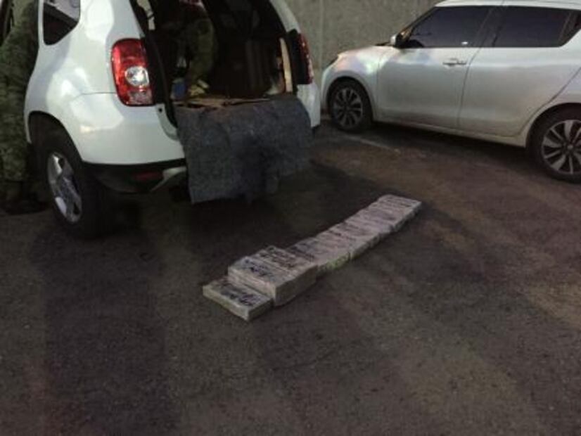 Militares encuentran 545 mil dólares en compartimento secreto de camioneta