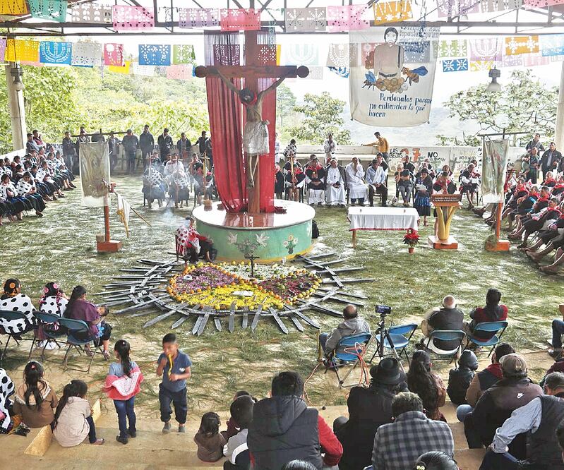 Un grupo de sobrevivientes, familiares, integrantes de Las Abejas e invitados se reunieron ayer en Acteal. LAS ABEJAS DE ACTEAL