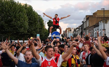 Aficionados del Arsenal no respetan protocolos y festejan título