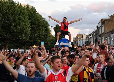 Aficionados del Arsenal no respetan protocolos y festejan título
