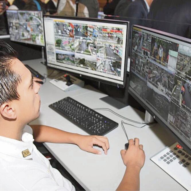 Representantes de rutas acusan que cumplieron con colocar las cámaras y botones de pánico en las unidades, pero las autoridades “no las conectaron”. EMILIO FERNÁNDEZ/ EL UNIVERSAL