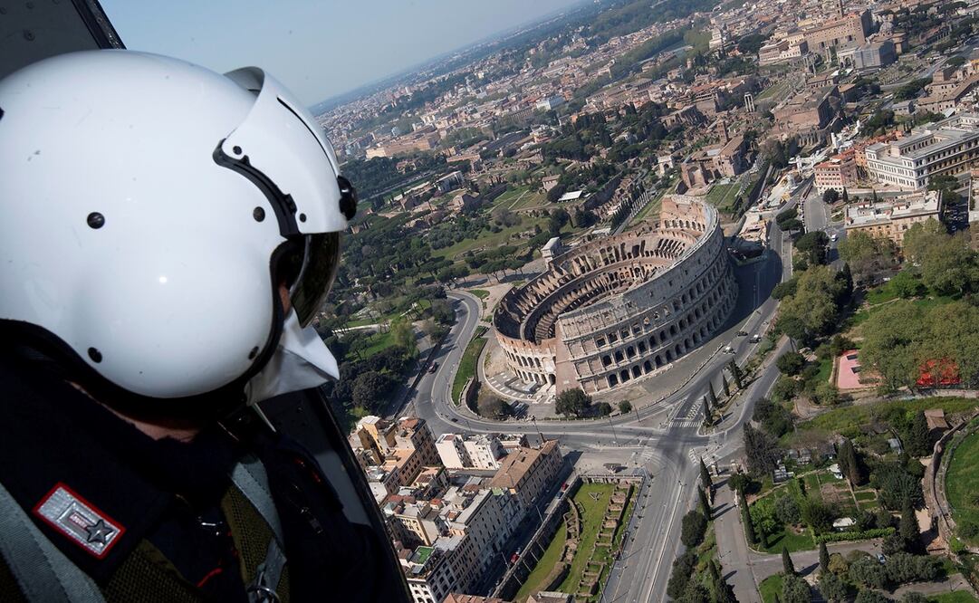 El Coliseo romano visto desde las alturas durante un patrullaje en una jornada de lucha contra el coronavirus. Foto. EFE/ Claudio Peri, archivo