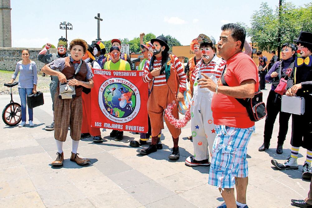 Integrantes de la organización Risa Sin Fronteras se manifestaron frente al palacio municipal (JUAN MANUEL BARRERA. EL UNIVERSAL)