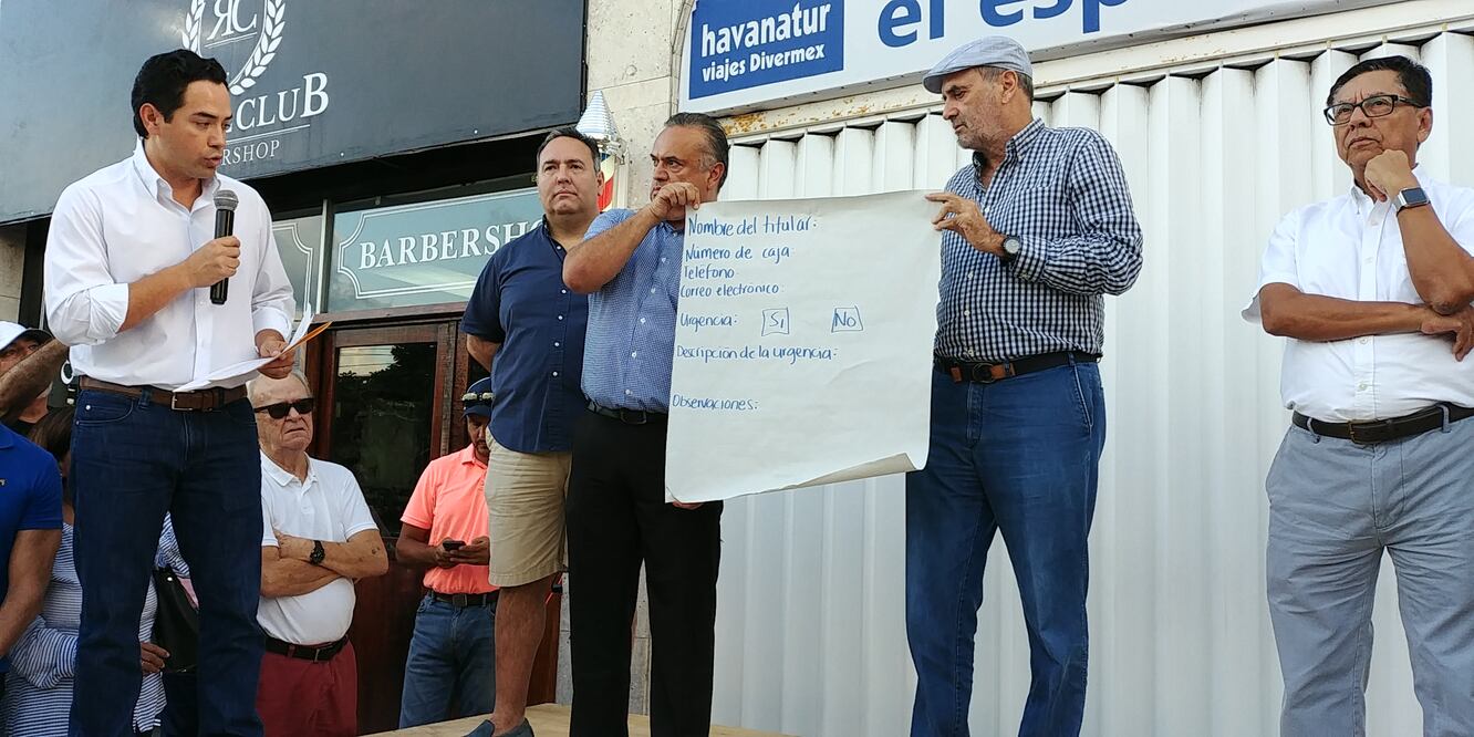 El diputado Chanito Toledo rinde informe tras reunión en SEIDO. Le acompañan ciudadanos y el subsecretario del gobierno de Quintana Roo, Joaquín González Castro