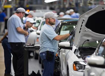 VW también manipuló autos diesel grandes: EU