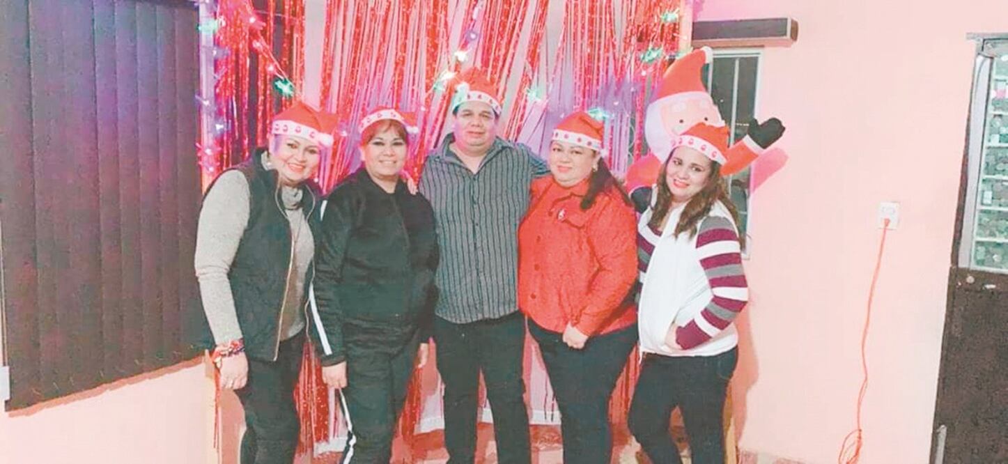 Raúl (al centro de la imagen) contó que su hermana Elisa (chamarra roja) estaba al pendiente de los suyos. Convivió con sus hermanas, sin tener síntomas de Covid-19. Fotos: Especiales