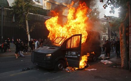 Manifestantes en Chile queman camioneta de la policía en un nuevo viernes de protestas