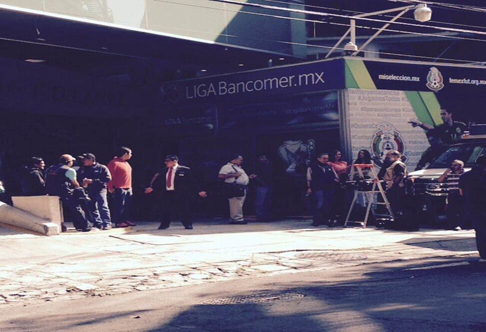 Decenas de periodista esperan a las afueras de la Femexfut. Alberto Manzanero