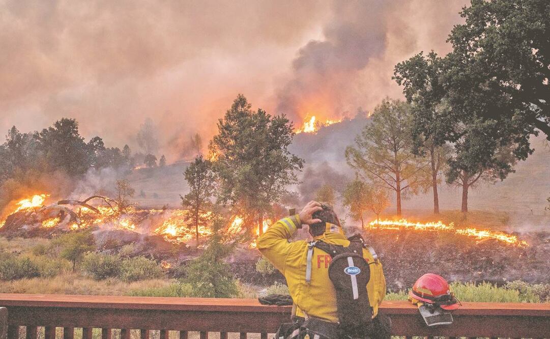 Un bombero ve uno de los incendios en California: el LNU Lightning Complex. Al menos 100 mil personas estaban bajo órdenes de evacuación. La situación se suma a una ola de calor, con temperaturas históricas, y a la crisis sanitaria. Foto: NOAH BERGER. AP
