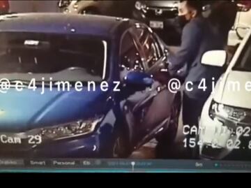 Video: En segundos, sujeto abre auto estacionado en Parque Delta, se roba objetos del interior y huye